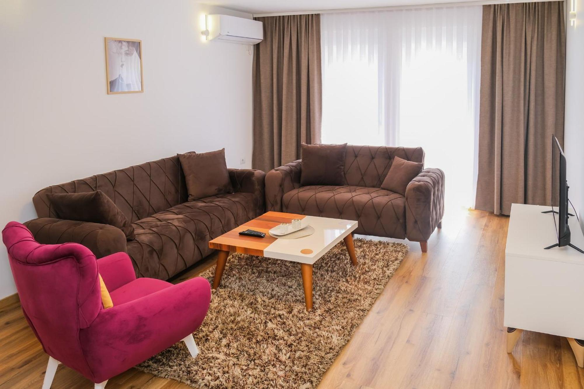 Nest Apartments Gjakova Екстер'єр фото
